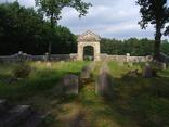 Brama wejściowa i przednia część cmentarza wojennego nr 303 - Rajbrot; Fot. autorstwa Jerzego Opioły, udostępnione na www.wikipedia.pl 14.06.2010 na licencji Creative Commons.