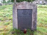 Nagrobek żołnierzy niemieckich na cmentarzu wojennym nr 303 - Rajbrot; Fot. autorstwa Jerzego Opioły, udostępnione na www.wikipedia.pl 14.06.2010 na licencji Creative Commons.