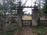 Brama wejściowa na cmentarz wojenny nr 304; Fot. autorstwa Jerzego Opioła, udostępnione na www.wikipedia.pl 19.11.2010 na licencji Creative Commons.
