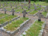 Stary Cmentarz Jeniecki w Łambinowicach; Fot. autorstwa Julo, udostępnione na wikipedia.pl 14.06.2011 na licencji Creative Commons. 