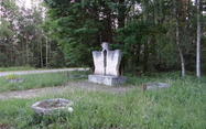 Pomnik na cmentarzu wojennym w Banachach; fot.aut.Zbigniewa.czernika, udostępnione na commons.wikimedia.org 09.06.2012 na licencji Creative Commons.