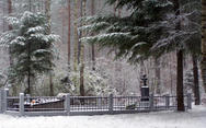 Cmentarz leśny w Jeziorku, fot. autorstwa Sławomira Runo, udostępnione na wikipedia.pl 21.04.2009.