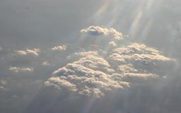 800px-Shining_through_Clouds_skalowane