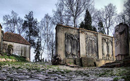 Zdewastowane groby na cmentarzu w Kożuchowie