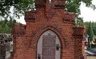 Grobowiec, w którym spoczywają trzy pokolenia dziedziców wsi, członkowie rodzin: Karlińskich, Kaczmarków i Olszewskich. 
