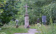 Widok pamiątkowego krzyża na miejscu pochówku ofiar epidemii 1831-1878, Fot. Wiesław Tuszyński, Źródło www.wiadomosci24.pl