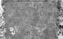 Płyta nagrobna Ernsta Friedricha Kuch na cmentarzu poniemieckim w Bojadłach