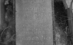 Płyta nagrobna Gottlieba Taatsch i Karoliny z domu Rick oraz Elisabeth Rick z domu König na cmentarzu poniemieckim w Bojadłach