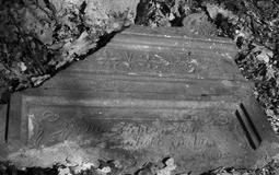 Płyta nagrobna nieznanej z nazwiska kobiety na cmentarzu poniemieckim w Bojadłach