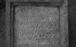 Płyta nagrobna Ilsy i Margot Burmeister na cmentarzu poniemieckim w Bojadłach