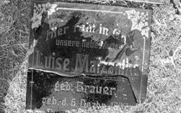 Nagrobek na cmentarzu poniemieckim w Bojadłach