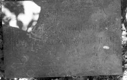 Płyta nagrobna na cmentarzu poniemieckim w Bojadłach