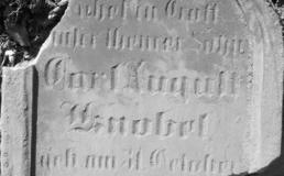 Płyta nagrobna Carla Augusta Knobel na cmentarzu poniemieckim w Kijach